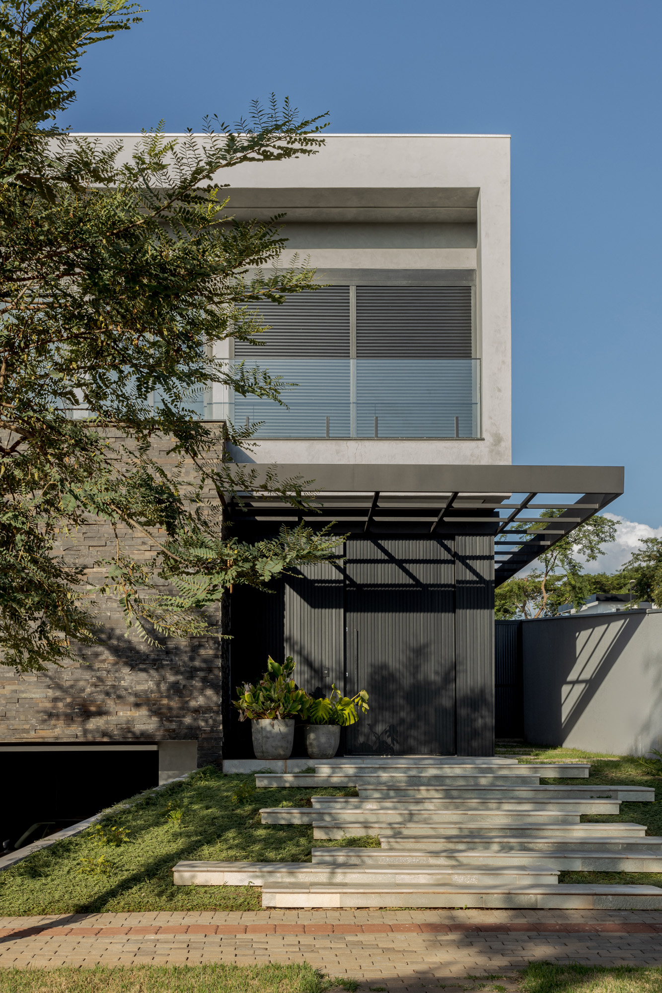Casa Basalto — residência de 430 m² em Maringá · PR por Micaella Costa Arquitetura